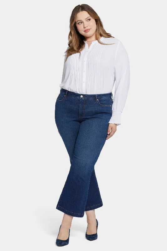 Women's Weekend Outfit Relaxed Flared Jeans In Plus Size - Gold Coast